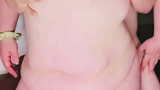 İri güzel kadın xmaskedmomwifex vücudunu yağlıyor, mastürbasyon yapıyor ve sakso çekiyor.