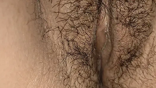 Младшая сводная сестра обнажает свое обнаженное тело.