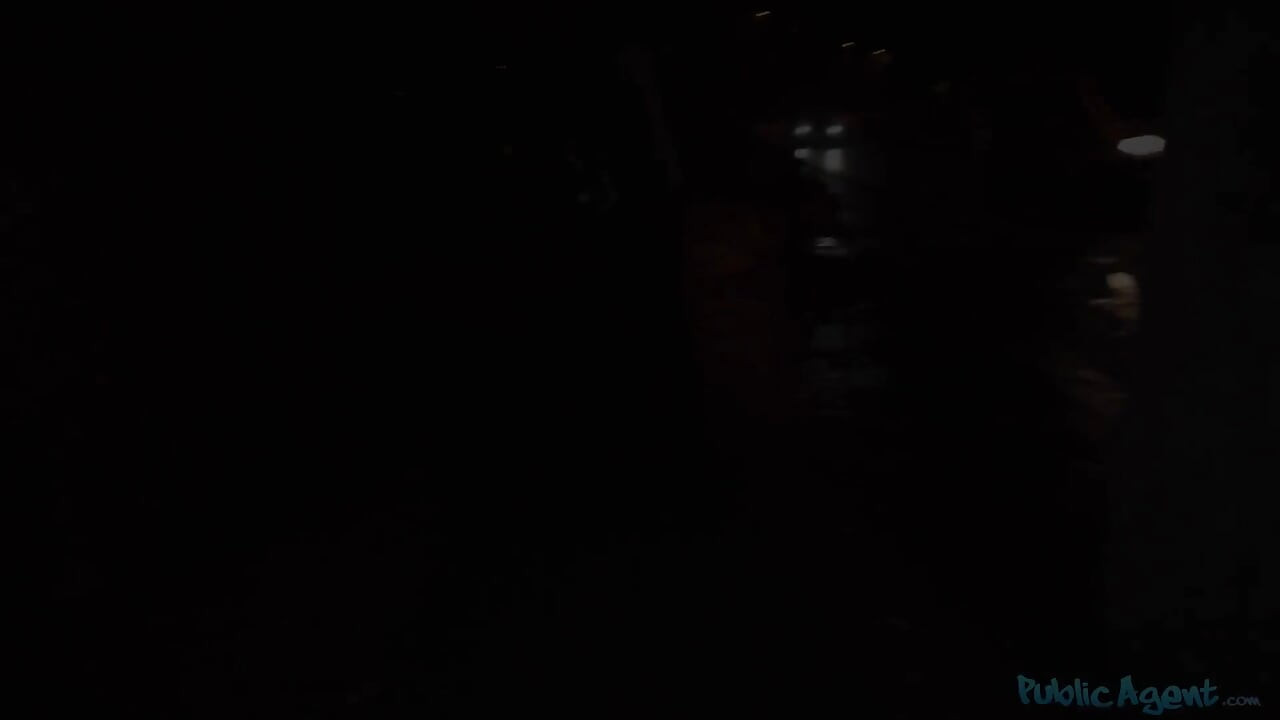 Публичный агент - русская Елена Vedem глубоко заглатывает большой член в видео от первого лица