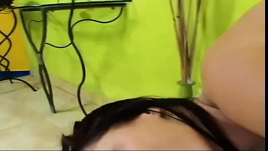 Memek sempit cewek hot rambut cokelat dengan stoking seksi ini dientot habis-habisan sama kontol besar
