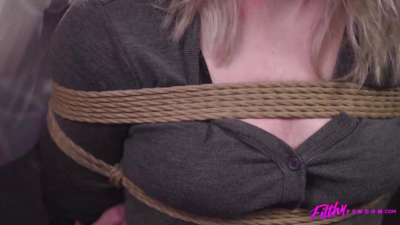 Charlee贞操被暂停，因为占主导地位的女人舔她的阴户