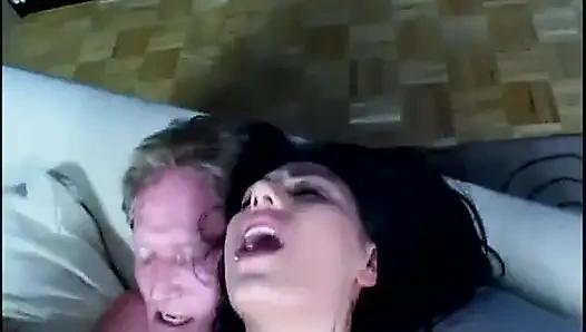 Dua pria menggandakan brunette dengan jala merah