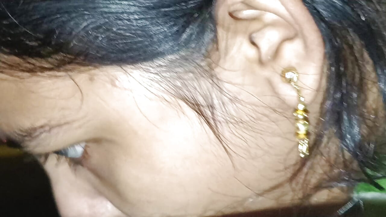 Bihari deshi Bhabi ko mast pela condom lagake
