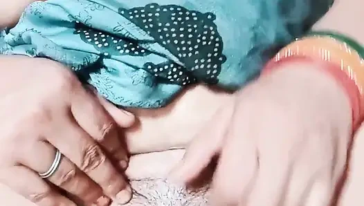 Домохозяйка Deshi сквиртует ее горячую тугую киску