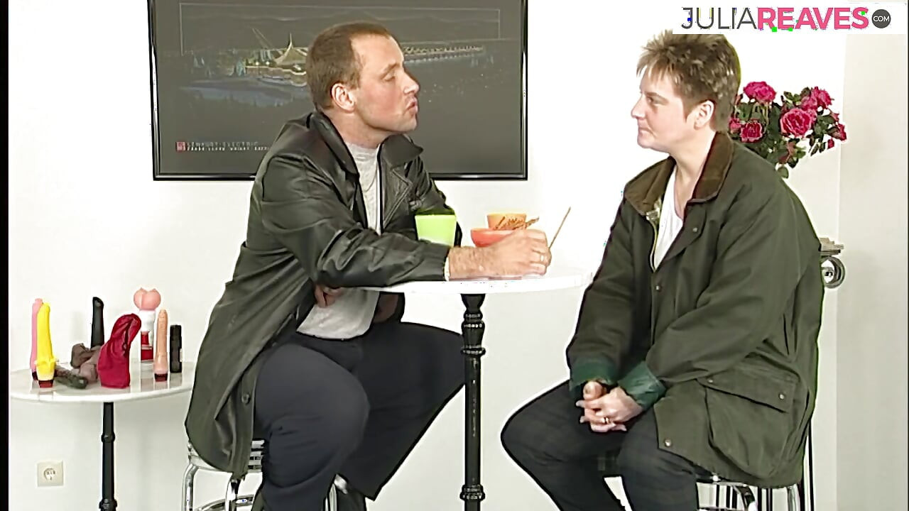 Milf caliente se desnuda y se folla con un consolador enorme