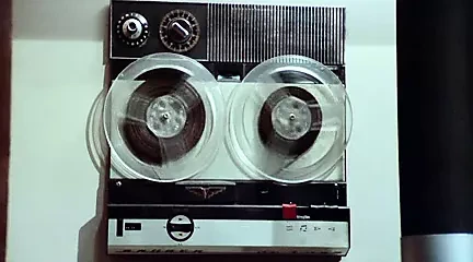 L'occhio dietro la parete (1977)