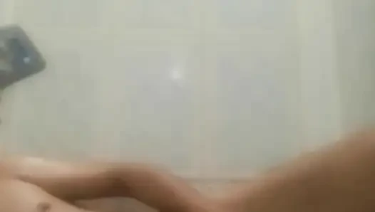 Ateşli bir yarağın tadını çıkarıyor