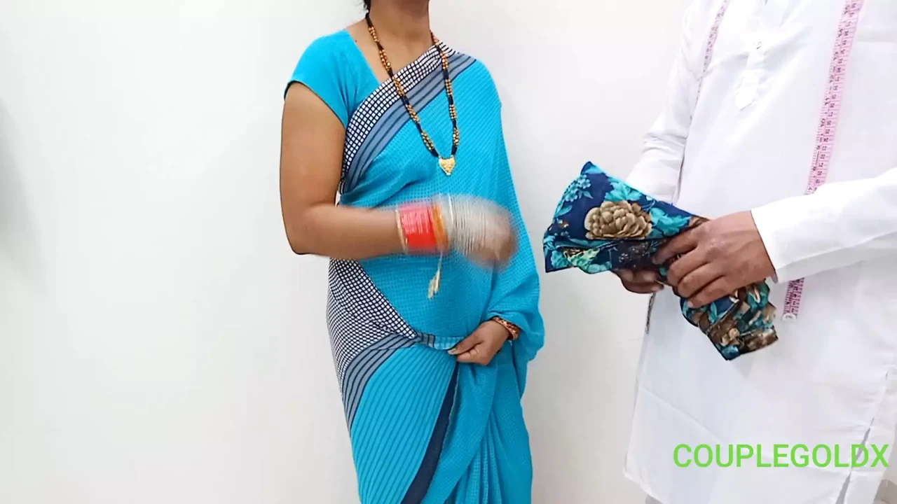 Komal blouse silane gai thi apne telar ke pas