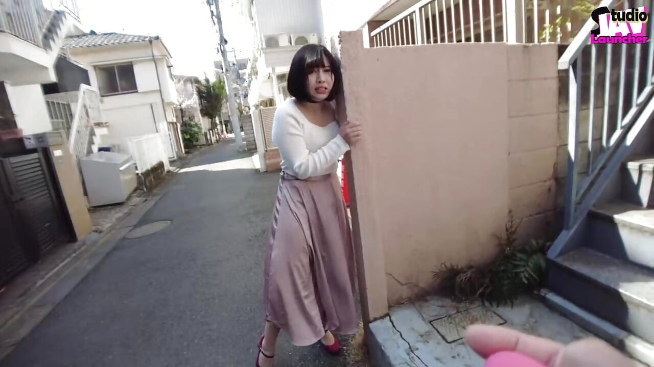 Public Ripple - a Sensitive Cutie Shows Her No-hands Trick on a City Acme Walk Chapter-1
