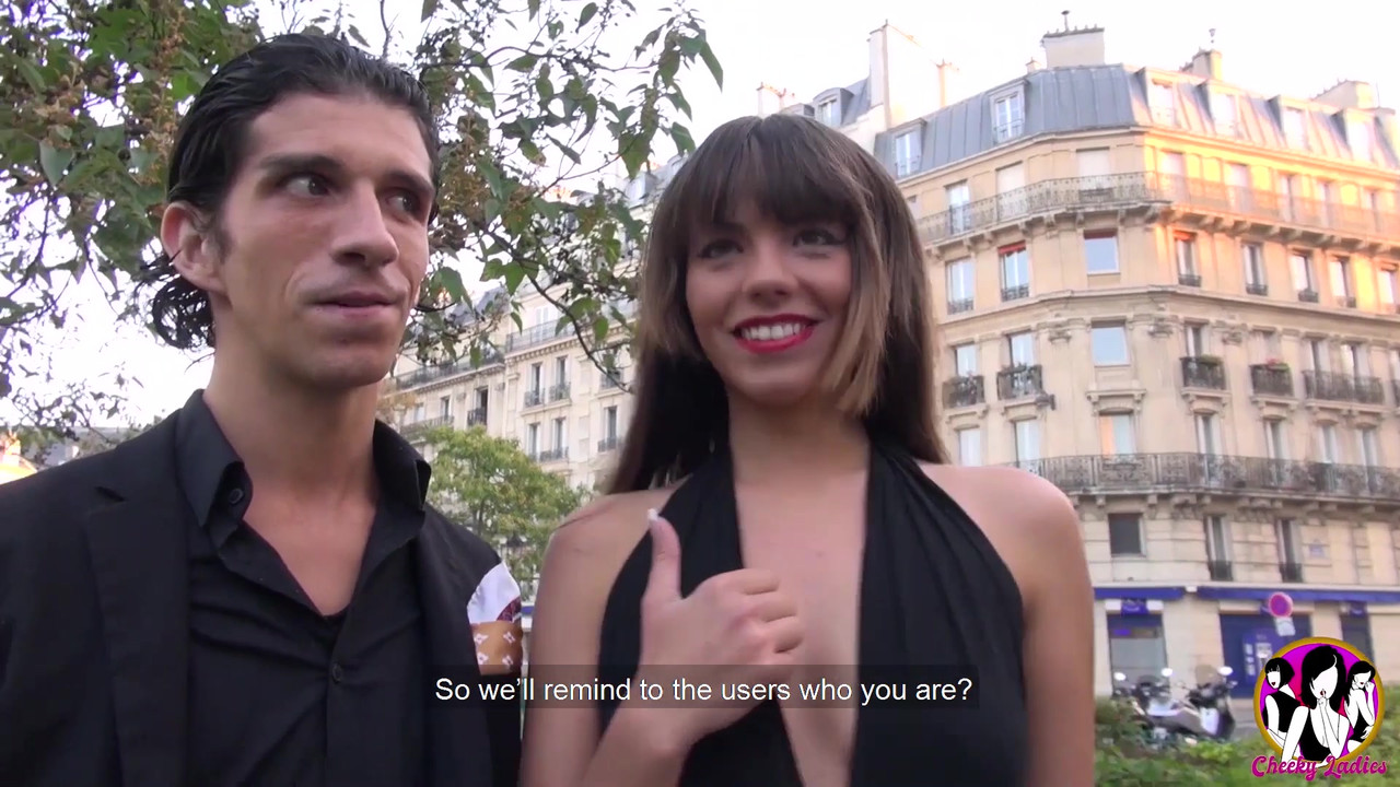 令人惊叹的黑发少女在森林里玩3P