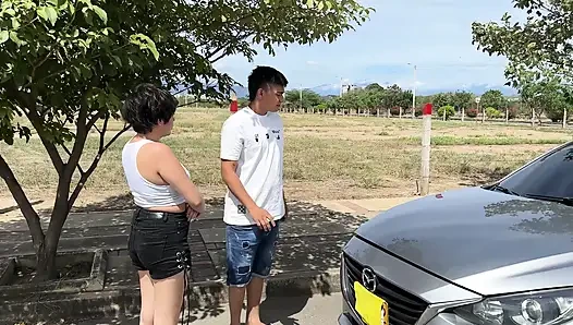 Saya menemukan seorang gadis dengan mobilnya terdampar, jadi saya memutuskan untuk membantunya sebagai gantinya, dia membawa saya ke apartemennya dan membiarkan saya menidurinya