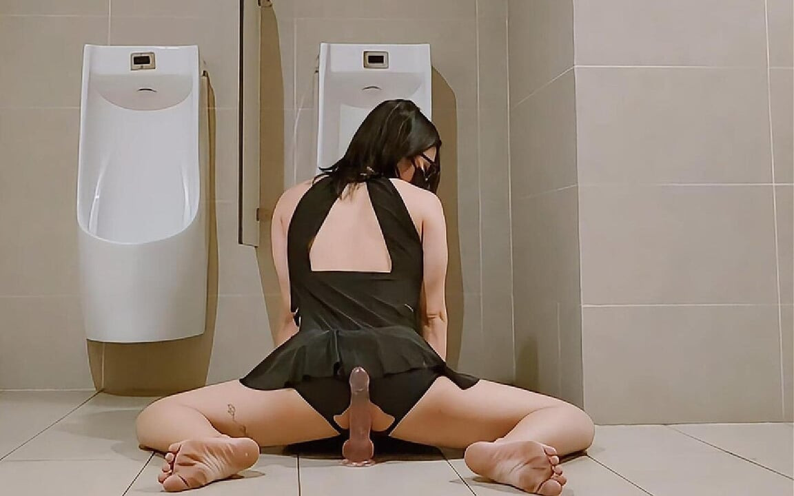 Cabalgando consolador en baño público