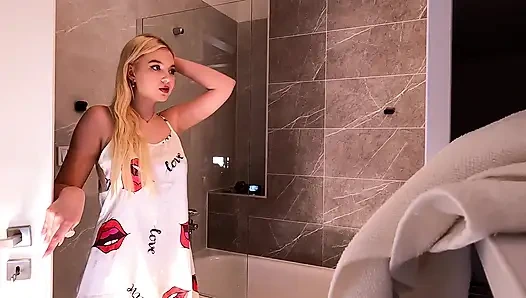 Gadis kampus rambut pirang super hot dengan gaun tidur satin lagi siap-siap sebelum tidur di kamar mandi