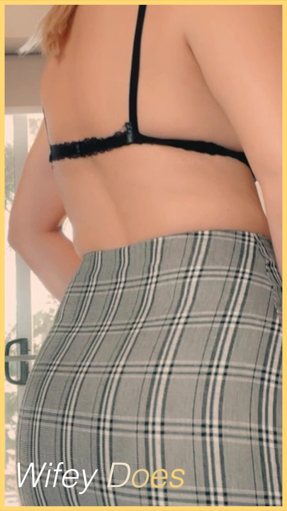 Wifey flashes her amazing ass for all to enjoy