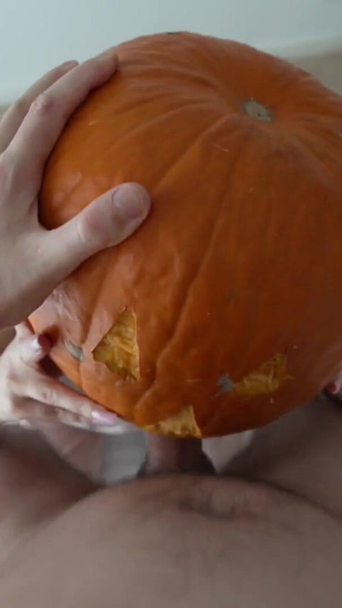 Siskopuoli ei odottanut, että halloween-kurpitsapeli menisi pieleen | Klippi 1