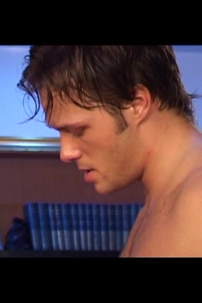 Dos hermosas zorras sexy con coño peludo folladas y corridas en la boca por una gran polla vintage