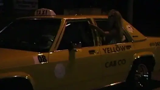 Versaute Taxifahrt mit heißen Blondinen