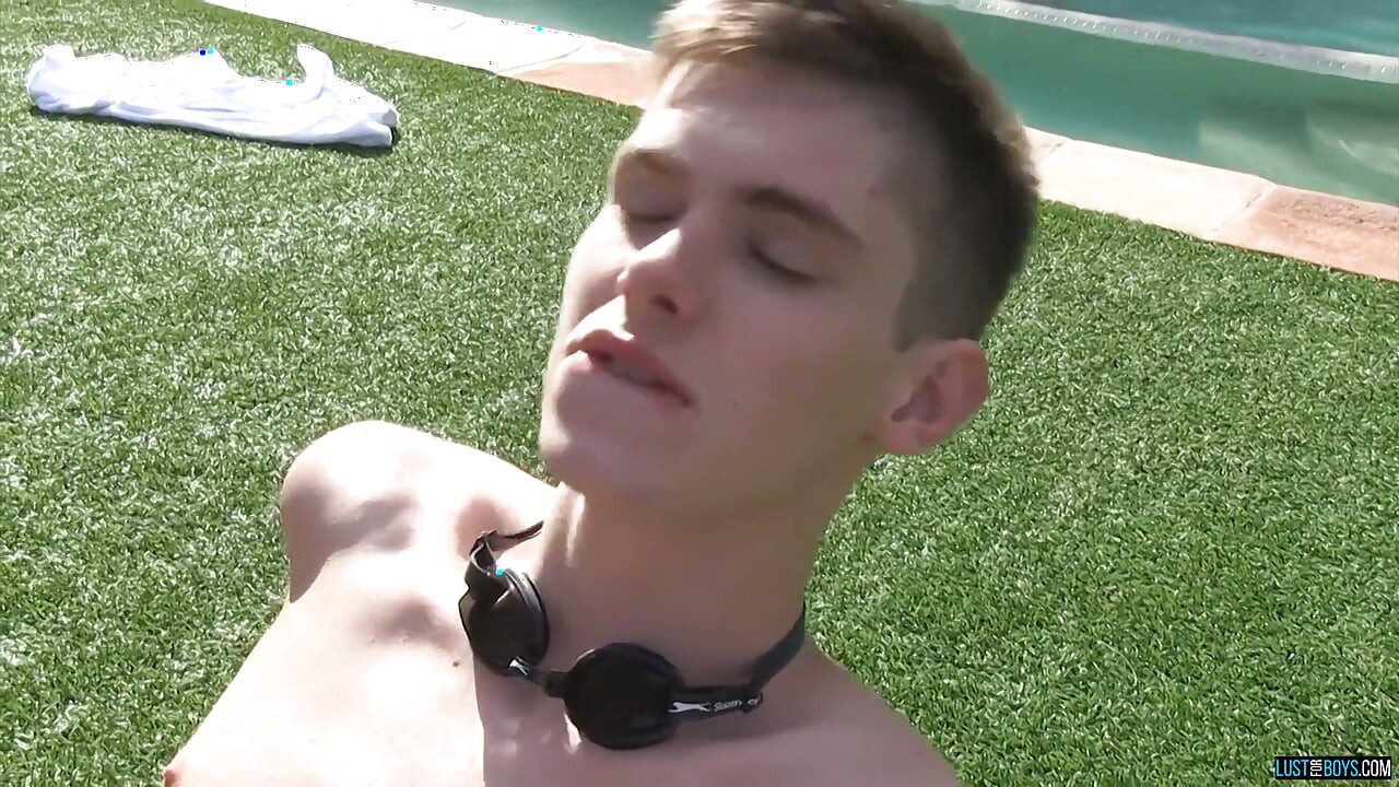 Twinks Swapping Cocks in the Sun