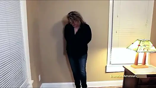 Laura şehvetli sarışın orta yaşlı seksi kadın pis gırtlağına kadar açgözlü yutuyor!