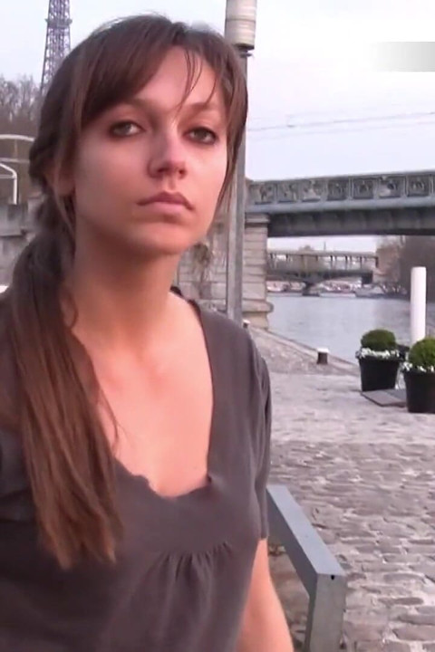 Prekrasna 18-godišnja Sandy radi svoj prvi goli video casting