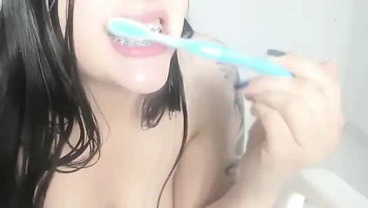Ich masturbiere mit einer Zahnbürste - spucke