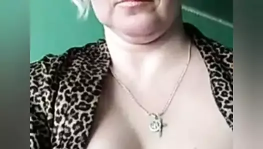 Une Russe se déshabille devant la caméra et se masturbe