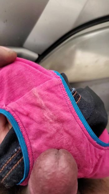 メカニックが衣装のミニバンで汚れたピンクのパンティーを見つけた
