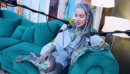 Ich spreche über U - unbequem - ASMR podcast SFW spricht goth dünnes mädchen dreadlocks tattoo-modell inked mädchen