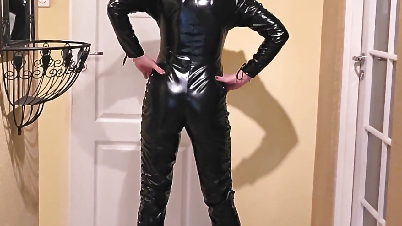 Milf culminând în costum sexy de latex strâmt