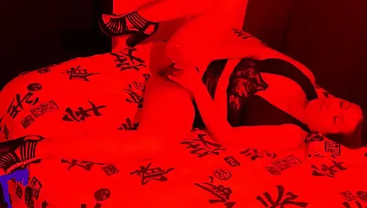 Tombul olgun latin orta yaşlı seksi kadın, yatak köpüklü ve domaltmalı görünür, oral seks gerçek ev yapımı