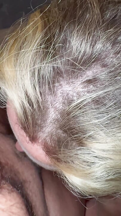 Moja cipka robi się tak mokra, gdy ssę jego ładnego kutasa