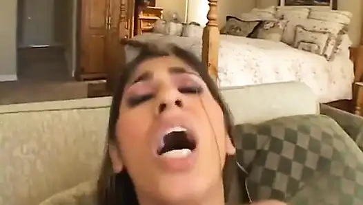 Indian bombshell reitet fetten schwanz des mannes auf seiner couch