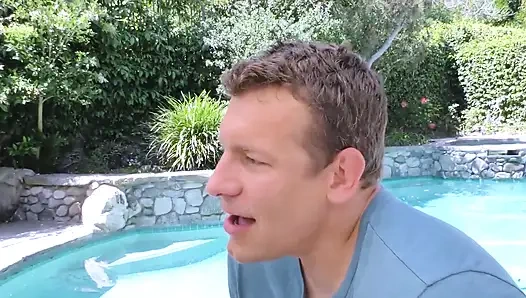 Fışkırtmalı havuz kenarındaki sürtük döl ve meyve suları içinde sırılsıklam