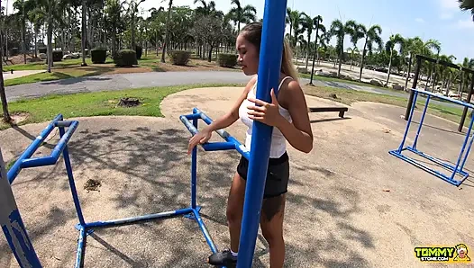 Asyalı genç kız mükemmel göt sert sikişiyor