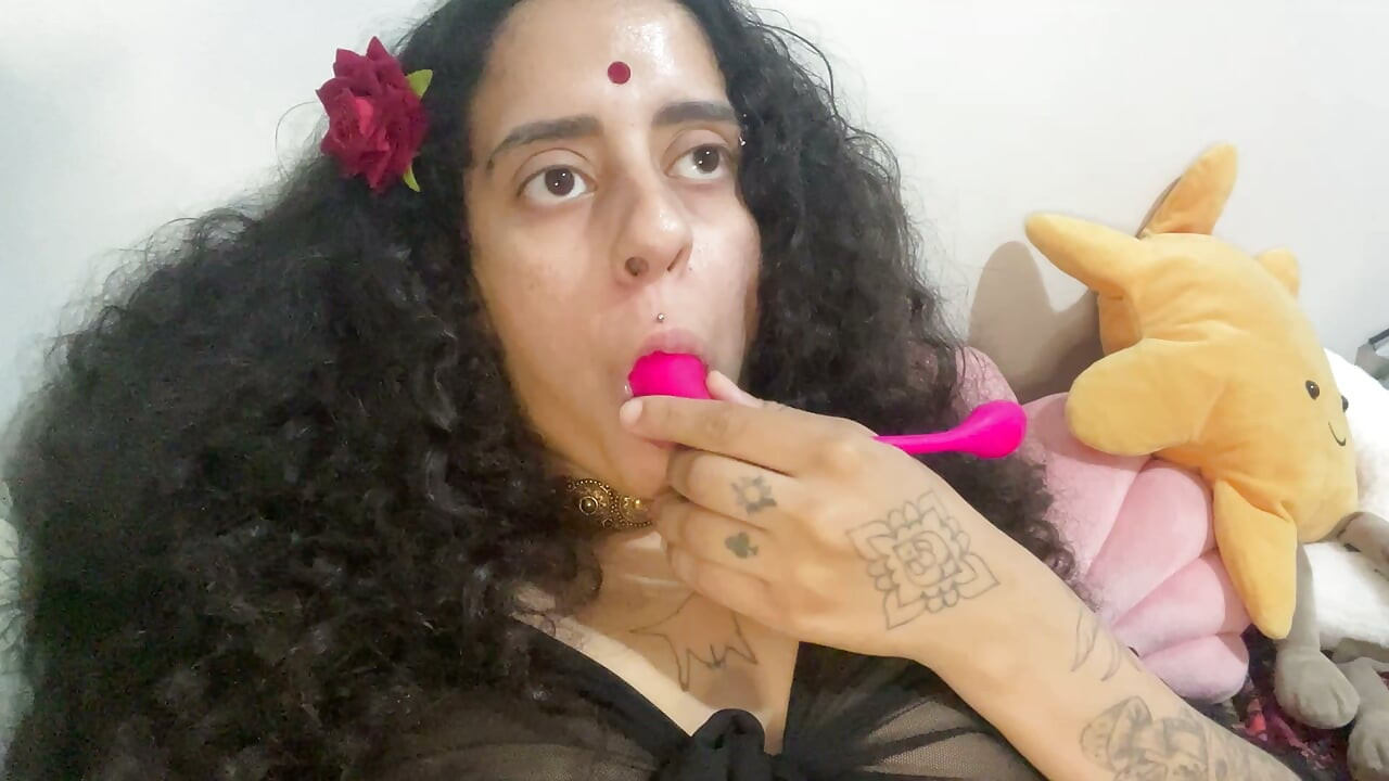 Gravei minha buceta molhada e peluda enquanto fazia live