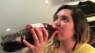 Una niña, una cola y su pizza.