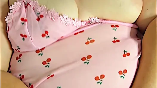 Kameramen ini mulai ngentot memek tebal influencer media sosial selama sting, pantat montoknya bikin cowok ini sange berat