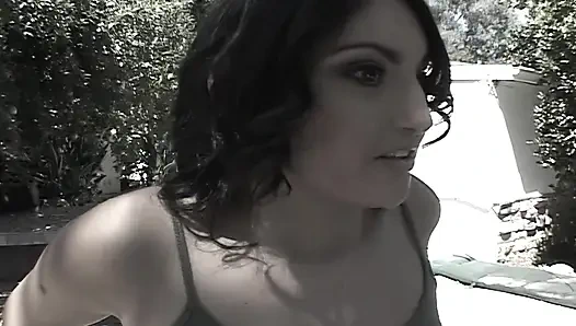 Seksi hatun büyük bir yarak sıkı amcığını ittikten sonra döl yiyor