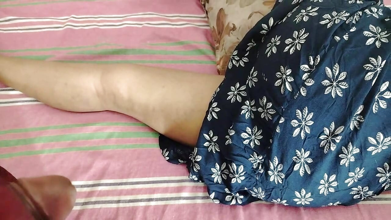 房間另一側，埃莉諾·羅斯福坐在華盛頓特區商會客廳的沙發上。