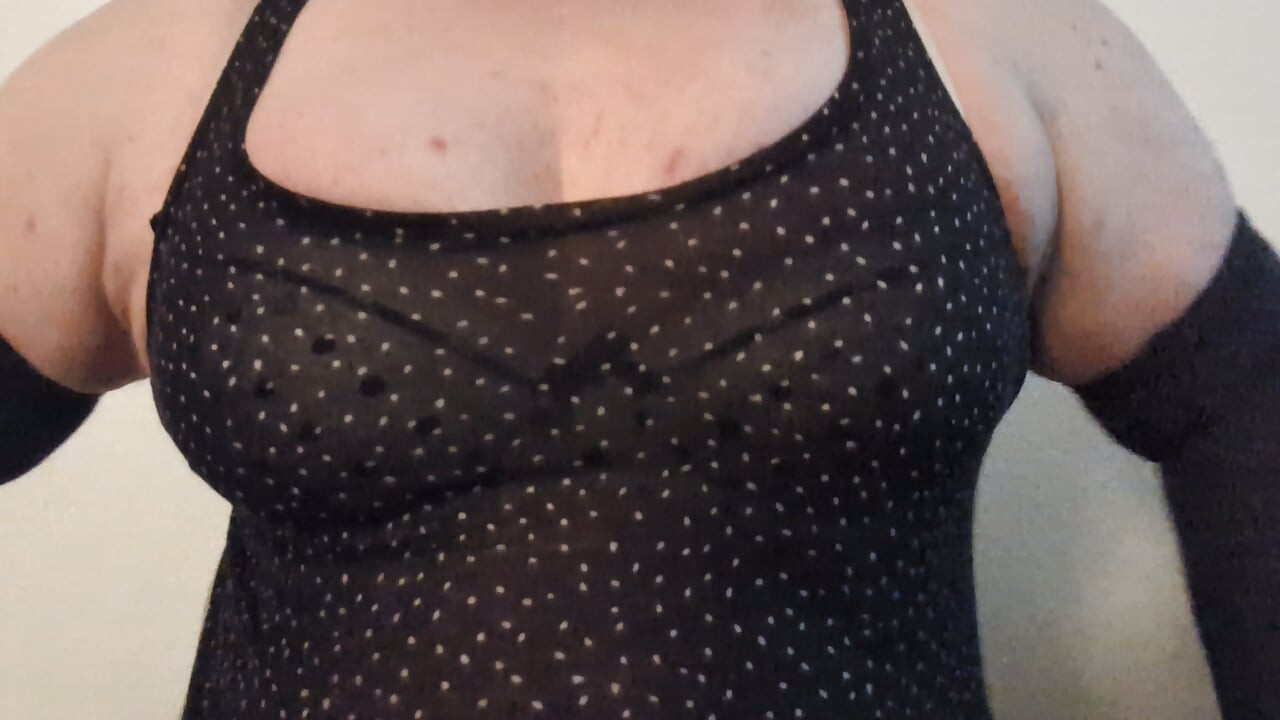 Fat amab nb juega con sus tetas en sujetador