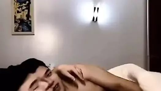 ベッドで彼氏をしゃぶるフィリピン人少年（1'12 ''）