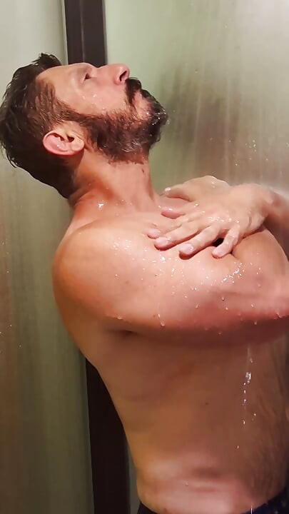 Victory Shower - POV with Gouine Wrestlin