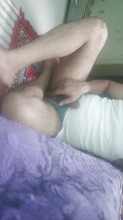 Indiano homem gosta de banho e show de masterização com vizinho e oficial do exército
