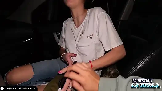 Мой отчим жестко трахает меня в машине и кончает на мои ступни