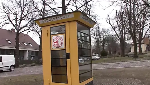 Boneka jerman berambut cokelat yang luar biasa disetubuhi dengan keras oleh orang asing