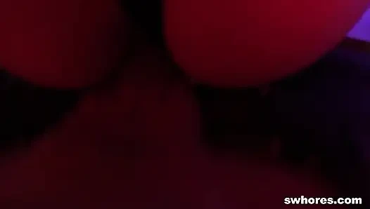 Maskeli fahişe sert yarak üzerinde zıplıyor