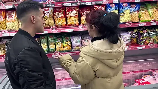 Gadis dari supermarket mencengkeram lobak saya