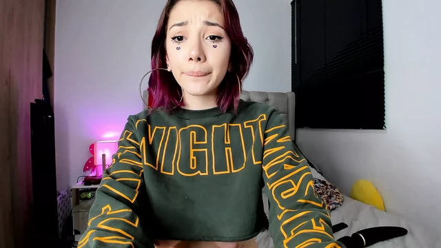 Redhead webcam girl loves big cocks that make her scream