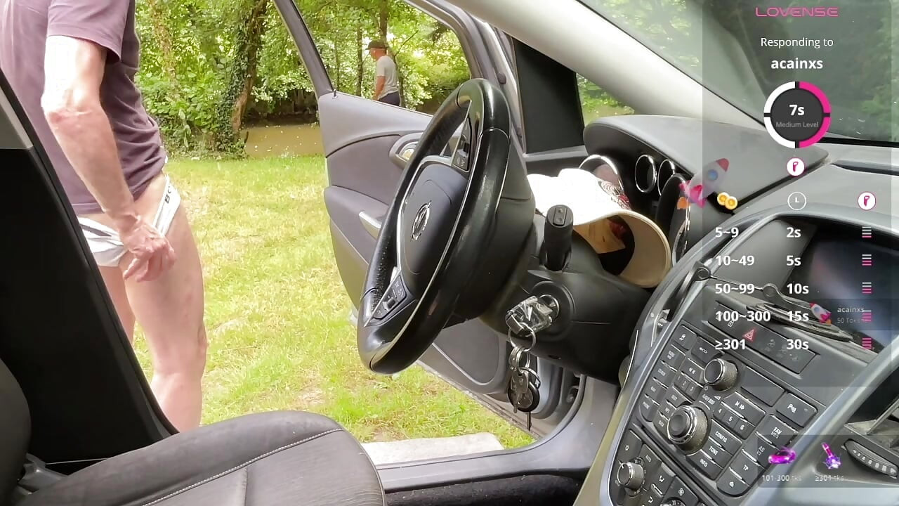 Pertemuan di dalam mobil yang cerah