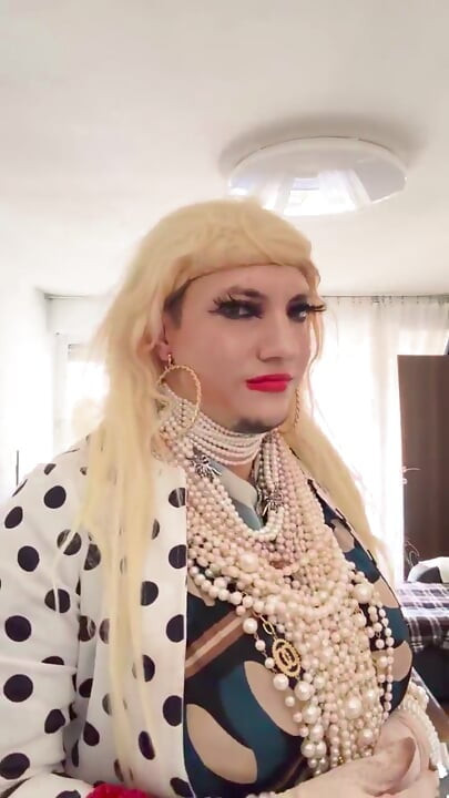 Pearl Vanesa mostrando seu corpo em sua casa usando pérolas adoráveis